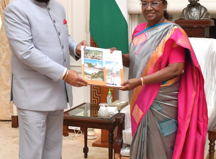 राज्यपाल लेफ्टिनेंट जनरल गुरमीत सिंह ने मानसखण्ड मंदिर माला मिशन पर बनी कॉफी टेबल बुक राष्ट्रपति द्रौपदी मुर्मु को की भेंट | NIU