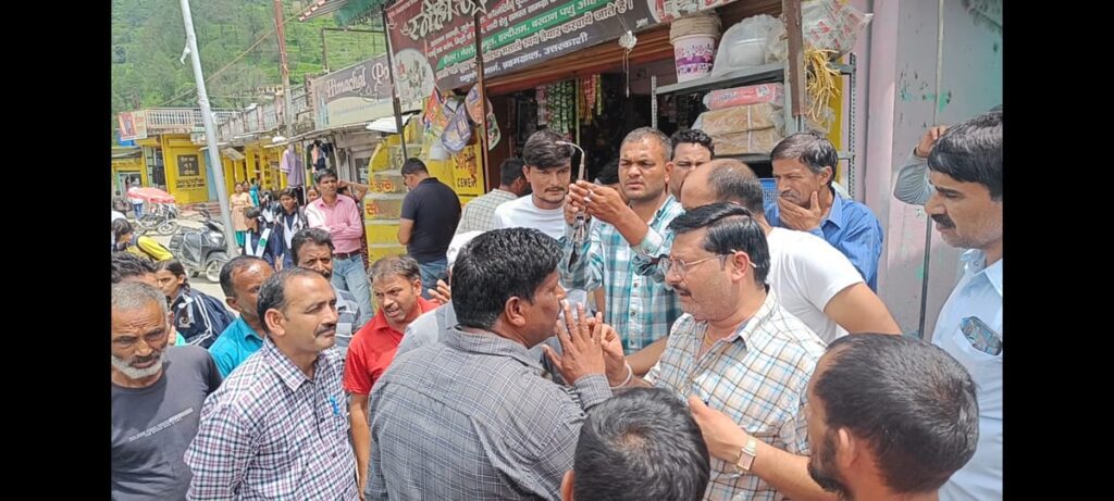 अतिक्रमण चिन्हीकरण को लेकर व्यापारियों ने काटा हंगामा, विभागीय कर्मियों पर लगाए गलत चिन्हीकरण करने के आरोप। NIU अतिक्रमण चिन्हीकरण को लेकर व्यापारियों ने काटा हंगामा, विभागीय कर्मियों पर लगाए गलत चिन्हीकरण करने के आरोप। NIU