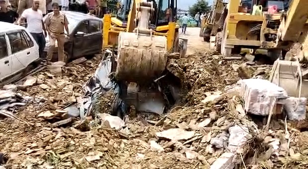 ब्रेकिंग नई टिहरी के चंबा में थाने के पास हुआ भारी भूस्खलन। NIU