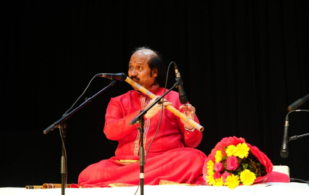 प्रसिद्ध बांसुरीवादक पंडित रोनू मजूमदार ने किया शानदार बांसुरी वादन, यूनिसन वर्ल्ड स्कूल और दून बिजनेस स्कूल में आयोजित हुआ था कार्यक्रम। NIU प्रसिद्ध बांसुरीवादक पंडित रोनू मजूमदार ने किया शानदार बांसुरी वादन, यूनिसन वर्ल्ड स्कूल और दून बिजनेस स्कूल में आयोजित हुआ था कार्यक्रम। NIU