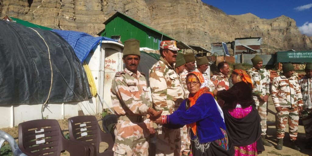 चीन सीमा बॉर्डर पर ग्रामीणों ने सेना के जवानों को राखी बांध कर मनाया रक्षाबंधन, सैनिकों ने दोहराई रक्षा की सौगंध | NIU चीन सीमा बॉर्डर पर ग्रामीणों ने सेना के जवानों को राखी बांध कर मनाया रक्षाबंधन, सैनिकों ने दोहराई रक्षा की सौगंध | NIU
