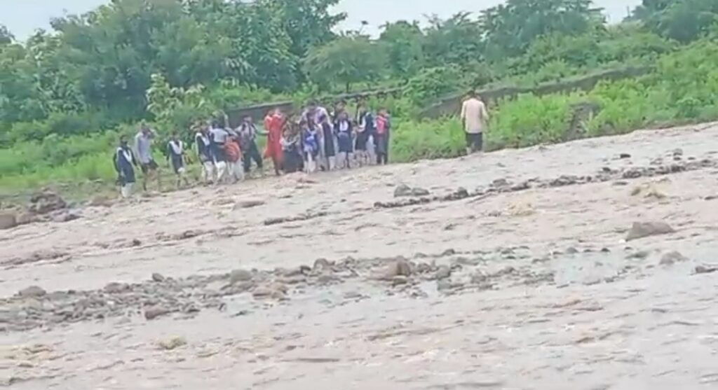 यहां बरसाती नाले के चलते बच्चों की जिंदगी खतरे में, जान हथेली पर रखकर कर की जा रही है नदी पार । NIU यहां बरसाती नाले के चलते बच्चों की जिंदगी खतरे में, जान हथेली पर रखकर कर की जा रही है नदी पार । NIU