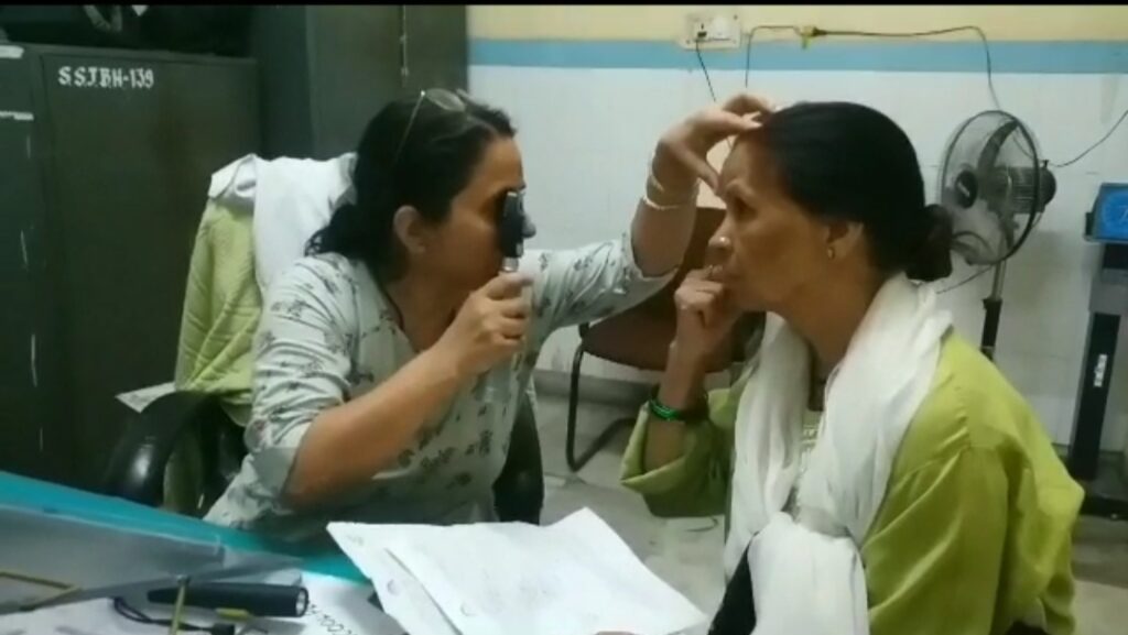 बरसात के बदलते मौसम में आई फ्लू की दस्तक, लोग परेशान, अस्पताल में मरीजों का तांता। NIU बरसात के बदलते मौसम में आई फ्लू की दस्तक, लोग परेशान, अस्पताल में मरीजों का तांता। NIU