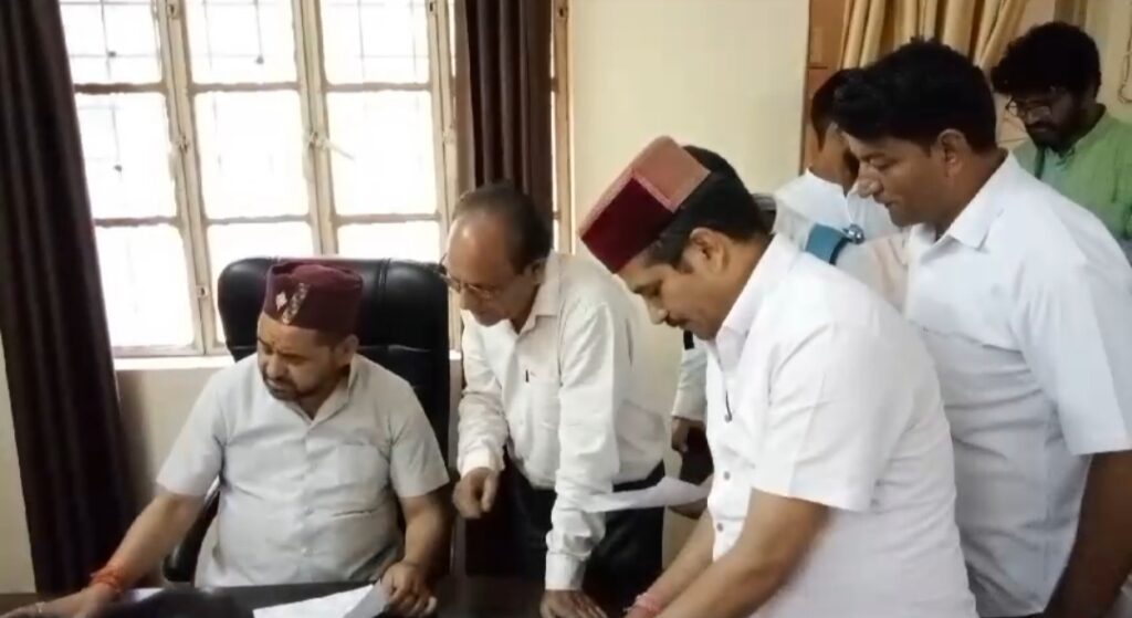भटवाड़ी ब्लॉक में प्रशासन द्वारा अतिक्रमण हटाने पर रोक लगाने के लिए स्थानीय लोगों ने विधायक से की मांग। NIU भटवाड़ी ब्लॉक में प्रशासन द्वारा अतिक्रमण हटाने पर रोक लगाने के लिए स्थानीय लोगों ने विधायक से की मांग। NIU