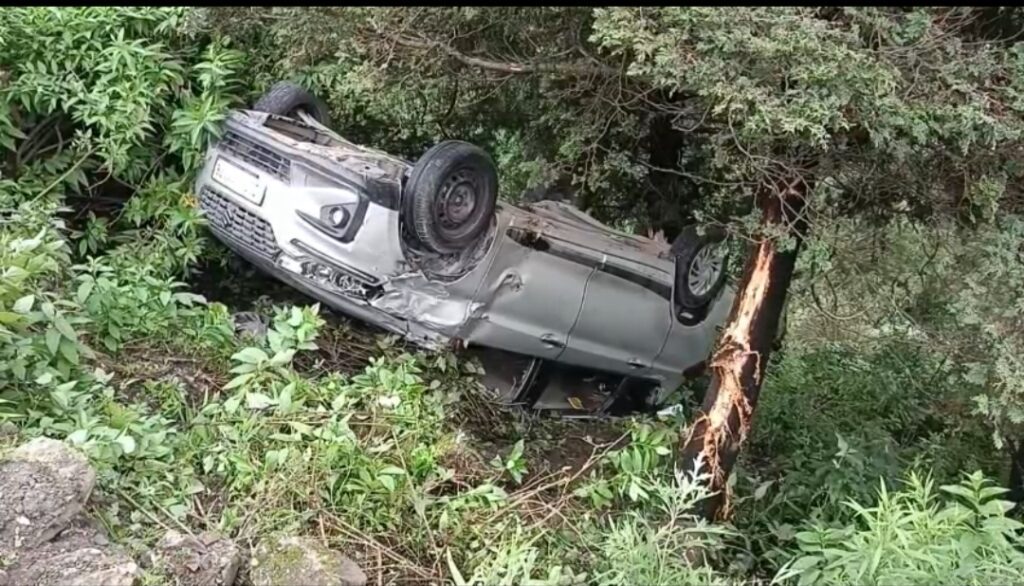 यहाँ कार हुई अनियंत्रित, तीन लोग घायल। NIU