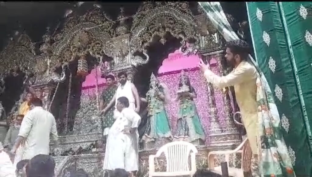 यहां 20 किलो सोने व 100 किलो के हिंडोले पर आज बांके बिहारी जी ने दिए दर्शन, भक्तों की उमड़ी भीड़ । NIU यहां 20 किलो सोने व 100 किलो के हिंडोले पर आज बांके बिहारी जी ने दिए दर्शन, भक्तों की उमड़ी भीड़ । NIU