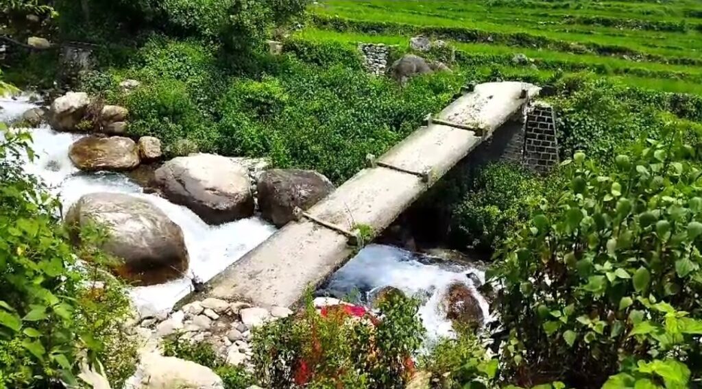 जिन्दगी जोखिम में डालकर स्कूल जाने को मजबूर नौनिहाल अभिभावकों ने प्रशासन के खिलाफ नारेबाजी कर दी, उग्र आन्दोलन की चेतावनी । NIU