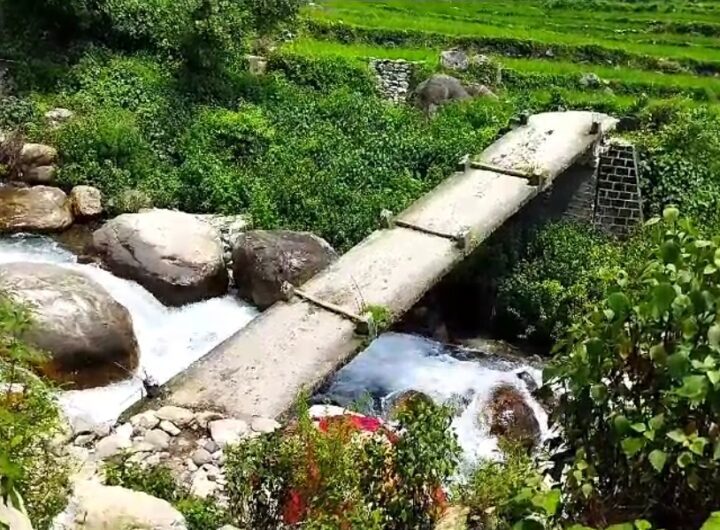 जिन्दगी जोखिम में डालकर स्कूल जाने को मजबूर नौनिहाल अभिभावकों ने प्रशासन के खिलाफ नारेबाजी कर दी, उग्र आन्दोलन की चेतावनी । NIU