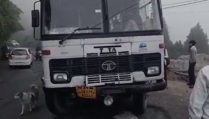 यहाँ सुबह सुबह रोडवेज बस और अल्टो कार में जबरदस्त भिड़ंत, एक व्यक्ति गंभीर रूप से घायल | NIU यहाँ सुबह सुबह रोडवेज बस और अल्टो कार में जबरदस्त भिड़ंत, एक व्यक्ति गंभीर रूप से घायल | NIU