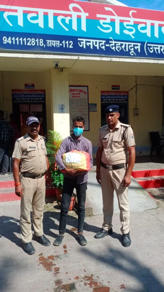 डोईवाला पुलिस द्वारा शातिर चोर को गिरफ्तार कर, चोरी का माल बरामद। NIU डोईवाला पुलिस द्वारा शातिर चोर को गिरफ्तार कर, चोरी का माल बरामद। NIU