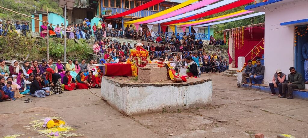 सीमांत उपला टकनौर में दो दिनों से सेलकू पर्व का उल्लास, क्षेत्र के मूल निवासियों ‘बुढेरों’ का पारंपरिक त्योहार है सेलकू। NIU सीमांत उपला टकनौर में दो दिनों से सेलकू पर्व का उल्लास, क्षेत्र के मूल निवासियों ‘बुढेरों’ का पारंपरिक त्योहार है सेलकू। NIU