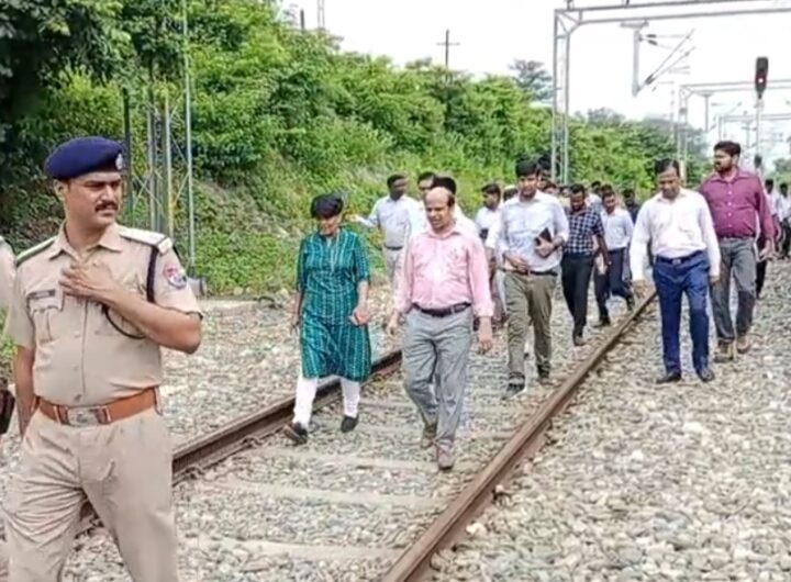 डीआरएम ने रेलवे स्टेशन का निरीक्षण किया, खामियां मिलने पर लगाई फटकार । NIU