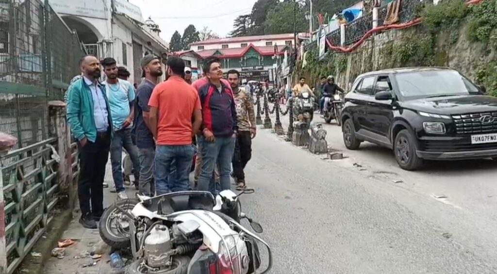 टैक्सी- स्कूटी संचालको के द्वारा फैलाई जा रही अव्यवस्था को लेकर स्थानीय लोगों में भारी आक्रोश, जमकर किया हंगामा। NIU टैक्सी- स्कूटी संचालको के द्वारा फैलाई जा रही अव्यवस्था को लेकर स्थानीय लोगों में भारी आक्रोश, जमकर किया हंगामा। NIU