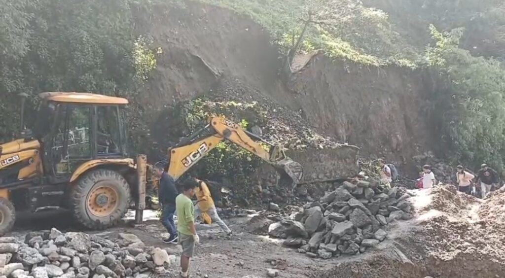 मसूरी गर्ल्स इंटर कॉलेज के पास पुश्ता गिरने से बंद, करीब 1 घंटे के बाद मार्ग को सुचारू किया गया। NIU