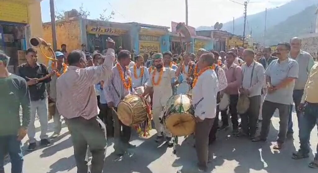 देवभूमि ढोल सागर कलामंच भंण्डारस्यूं ने अपनी एक सूत्रीय मांग को लेकर बाजार में रैली निकालकर किया गोष्ठी का आयोजन। NIU देवभूमि ढोल सागर कलामंच भंण्डारस्यूं ने अपनी एक सूत्रीय मांग को लेकर बाजार में रैली निकालकर किया गोष्ठी का आयोजन। NIU