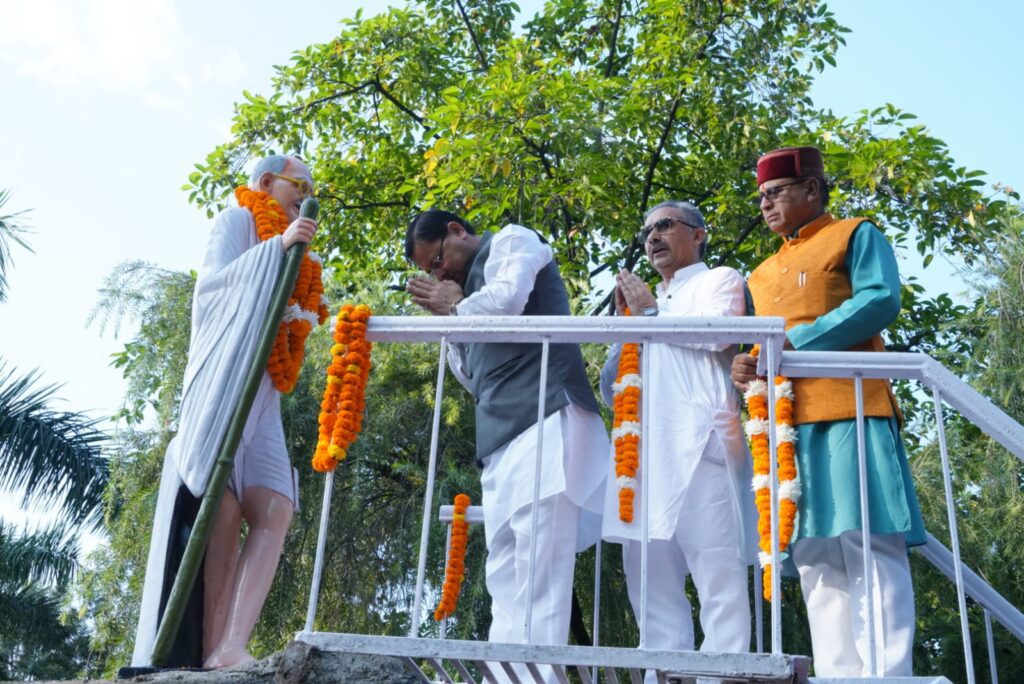 मुख्यमंत्री पुष्कर सिंह धामी ने गांधी पार्क में राष्ट्रपिता महात्मा गांधी की जयंती पर माल्यार्पण कर दी श्रद्धांजलि। NIU मुख्यमंत्री पुष्कर सिंह धामी ने गांधी पार्क में राष्ट्रपिता महात्मा गांधी की जयंती पर माल्यार्पण कर दी श्रद्धांजलि। NIU