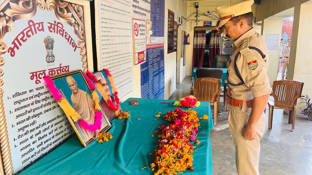 राष्ट्रपिता महात्मा गाँधी एवं पूर्व प्रधानमंत्री लाल बहादुर शास्त्री की जयन्ती पर उत्तरकाशी पुलिस ने श्रद्धासुमन अर्पित कर दी श्रद्धांजलि। NIU राष्ट्रपिता महात्मा गाँधी एवं पूर्व प्रधानमंत्री लाल बहादुर शास्त्री की जयन्ती पर उत्तरकाशी पुलिस ने श्रद्धासुमन अर्पित कर दी श्रद्धांजलि। NIU