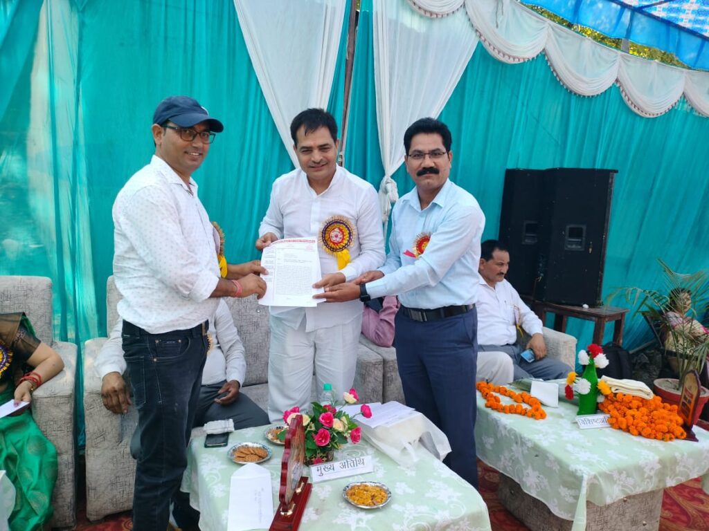 राष्ट्रीय शिक्षक संघ चिन्यालीसौड़ ने अपनी एक सूत्रीय मांग को लेकर यमुनोत्री विधायक को सौंपा ज्ञापन। NIU
