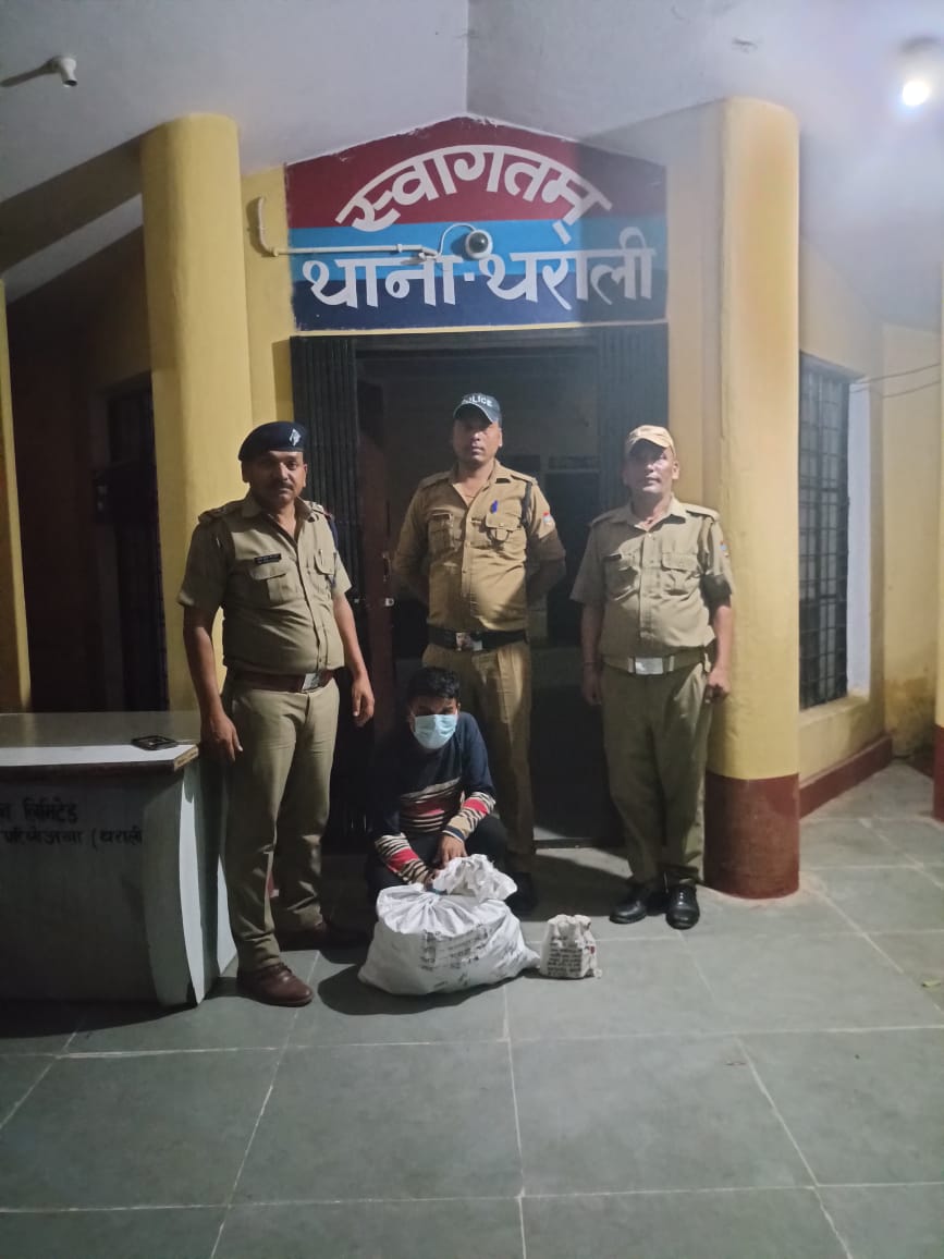 सरकार के आदेश को नहीं मानते शराब माफिया , सरगना के कहने पर बेच रहे थे शराब : सेल्समेन गिरफ्तार। NIU