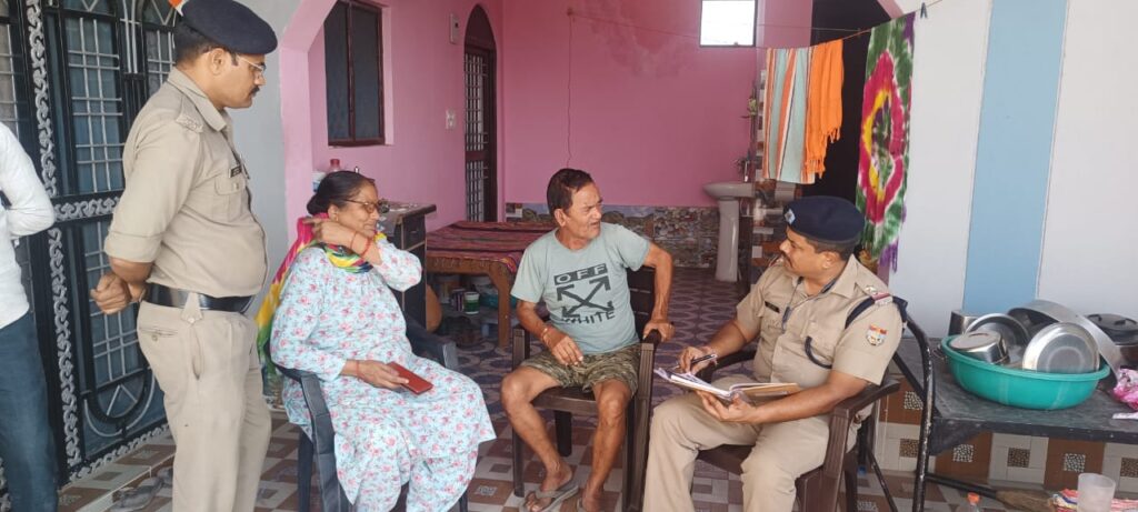 काँपते हाथों और लड़खड़ाते कदमों का सहारा बनती दून पुलिस, खाकी में इंसान का दावा हो रहा सार्थक । NIU काँपते हाथों और लड़खड़ाते कदमों का सहारा बनती दून पुलिस, खाकी में इंसान का दावा हो रहा सार्थक । NIU