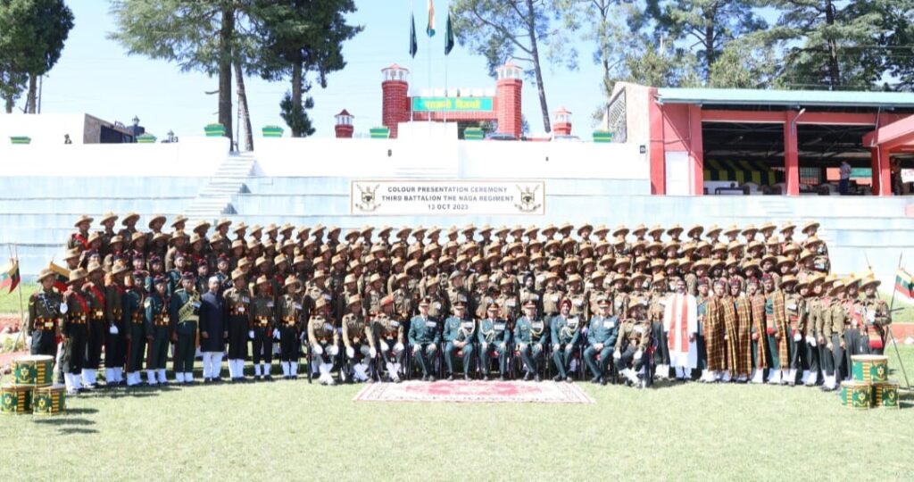 सेना प्रमुख ने नागा रेजिमेंट की तीसरी बटालियन को राष्ट्रपति मानक ध्वज प्रदान किया। NIU