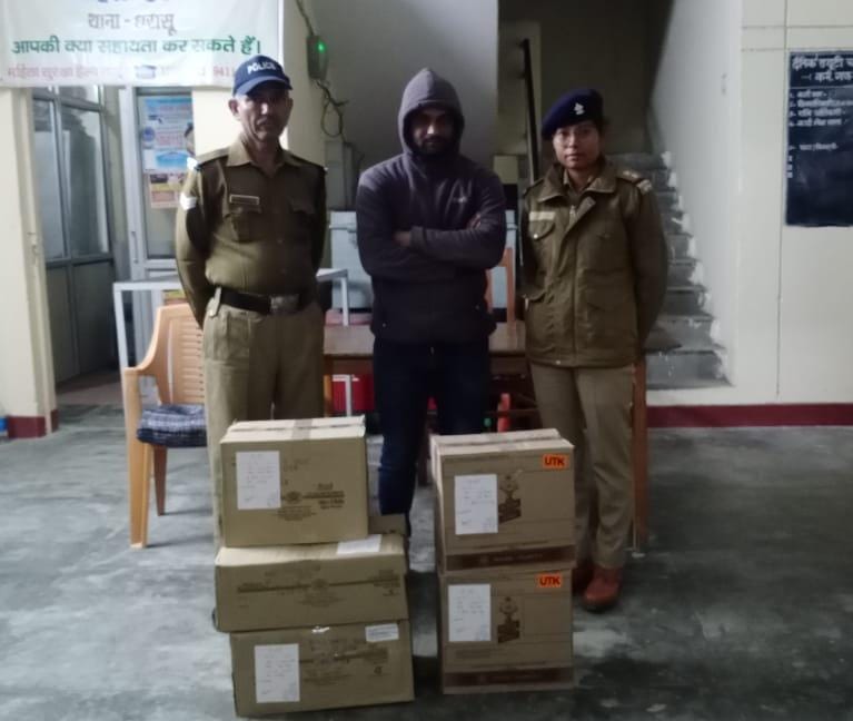 नशा तस्करों पर पुलिस की कार्रवाई लगातार जारी, 5 पेटी अवैध अंग्रेजी शराब के साथ एक तस्कर गिरफ्तार। NIU