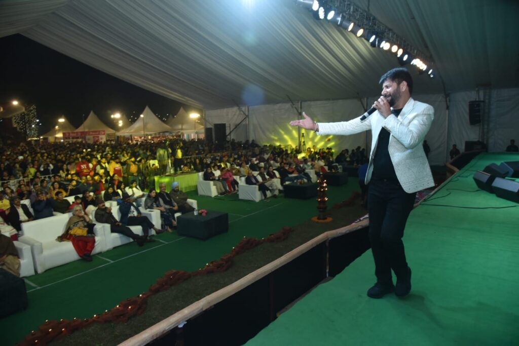 विरासत आर्ट एंड हेरीटेज फेस्टिवल के तीसरे दिन छाई  विंटेज और क्लासिकल कार, जसबीर जस्सी के गानों पर जमकर झूमे दूनवासी । NIU