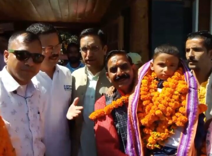 नन्हे चैम्पियन के स्वागत में उमड़े लोग, स्थानीय विधायक सहित कई जनप्रतिनिधियों ने किया सम्मानित। NIU