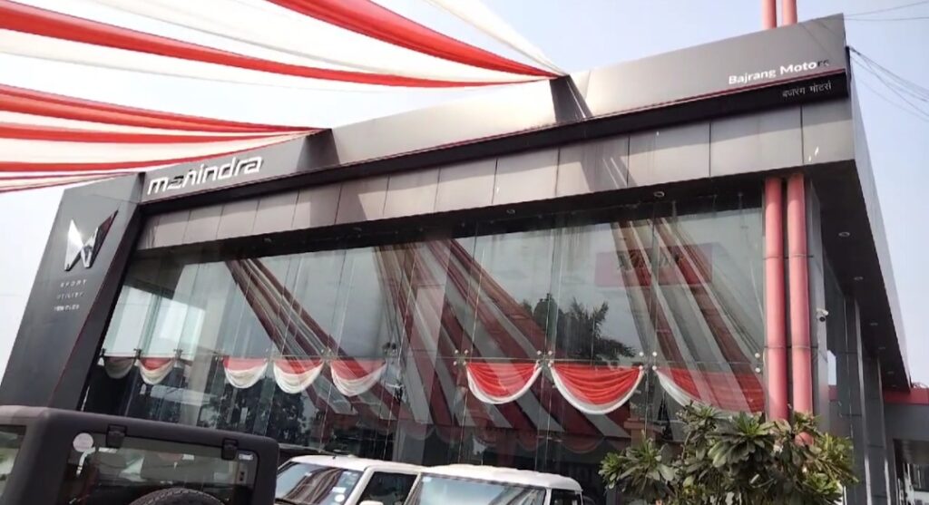 शोरूम में लाखों रुपए की चोरी, पूरी वारदात सीटीवी में कैद। NIU