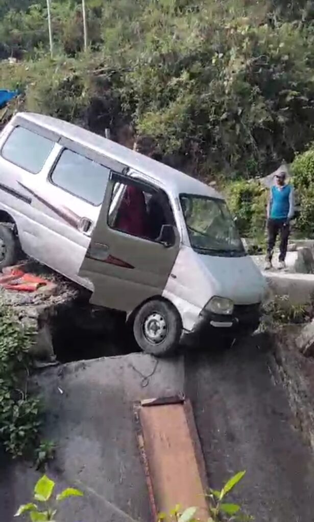 वाहन दुर्घटना अपडेट: शिवगुफा के पास ओमनी कार अनियंत्रित होकर पुलिया से टकराई, 7 यात्री थे सवार। NIU