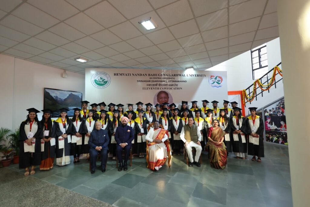 राष्ट्रपति द्रौपदी मुर्मू द्वारा हेमवती नंदन बहुगुणा गढ़वाल विश्वविद्यालय के 11वें दीक्षांत समारोह में मुख्य अतिथि के रूप में प्रतिभाग करते हुए कुल 59 दीक्षार्थियों को स्वर्ण पदक प्रदान किए। NIU राष्ट्रपति द्रौपदी मुर्मू द्वारा हेमवती नंदन बहुगुणा गढ़वाल विश्वविद्यालय के 11वें दीक्षांत समारोह में मुख्य अतिथि के रूप में प्रतिभाग करते हुए कुल 59 दीक्षार्थियों को स्वर्ण पदक प्रदान किए। NIU
