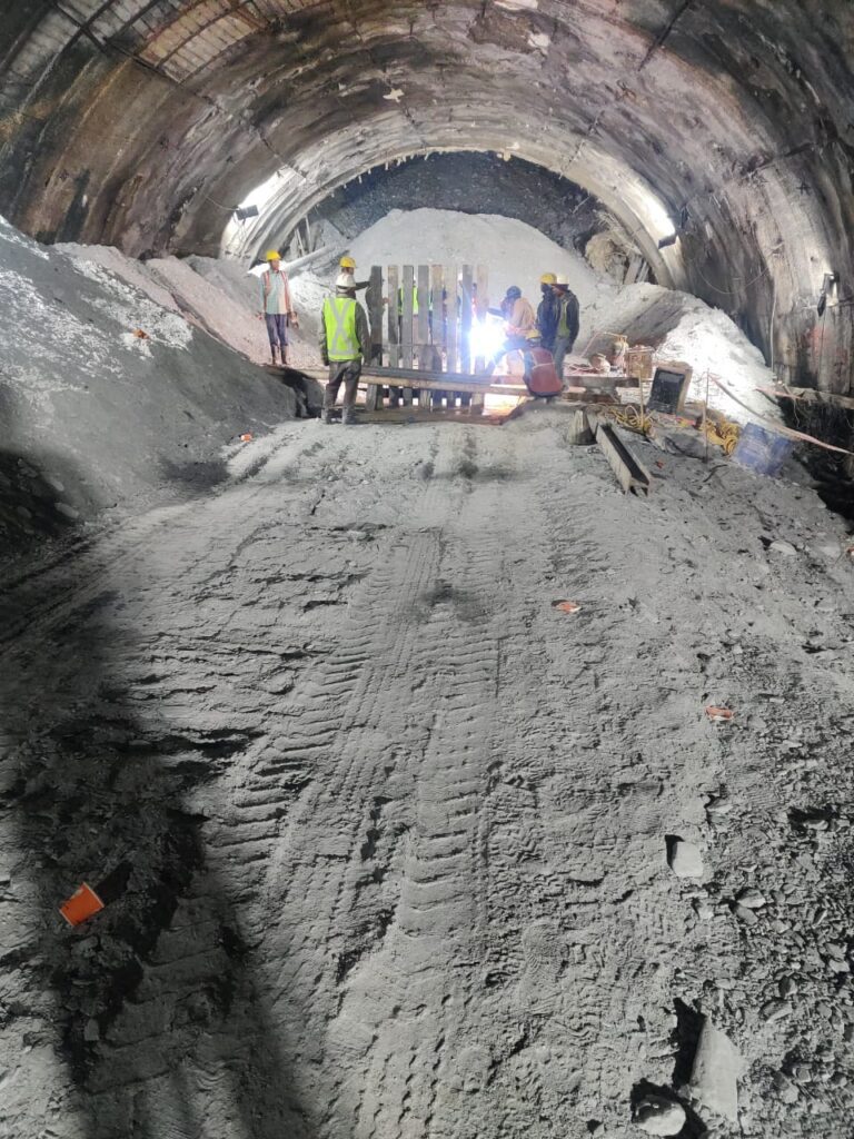सिल्कयारा सुरंग में फंसे मजदूरों को सुरक्षित बाहर निकालने की जद्दोजहद लगातार जारी, दो दिन बाद भी हाथ खाली। NIU
