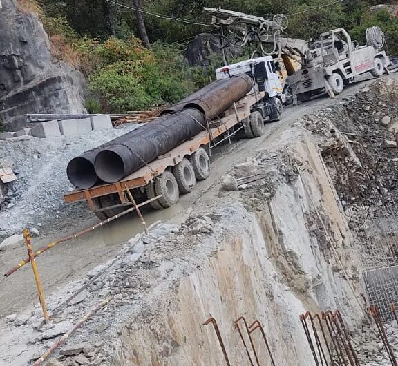 Uttarkashi Update: साईट पर ऑगर मशीन की स्थापना का कार्य प्रगति पर है, भूस्खलन की जांच हेतु इन्हें सौंपी गई जिम्मेदारी, पढ़ें पूरा अपडेट। NIU