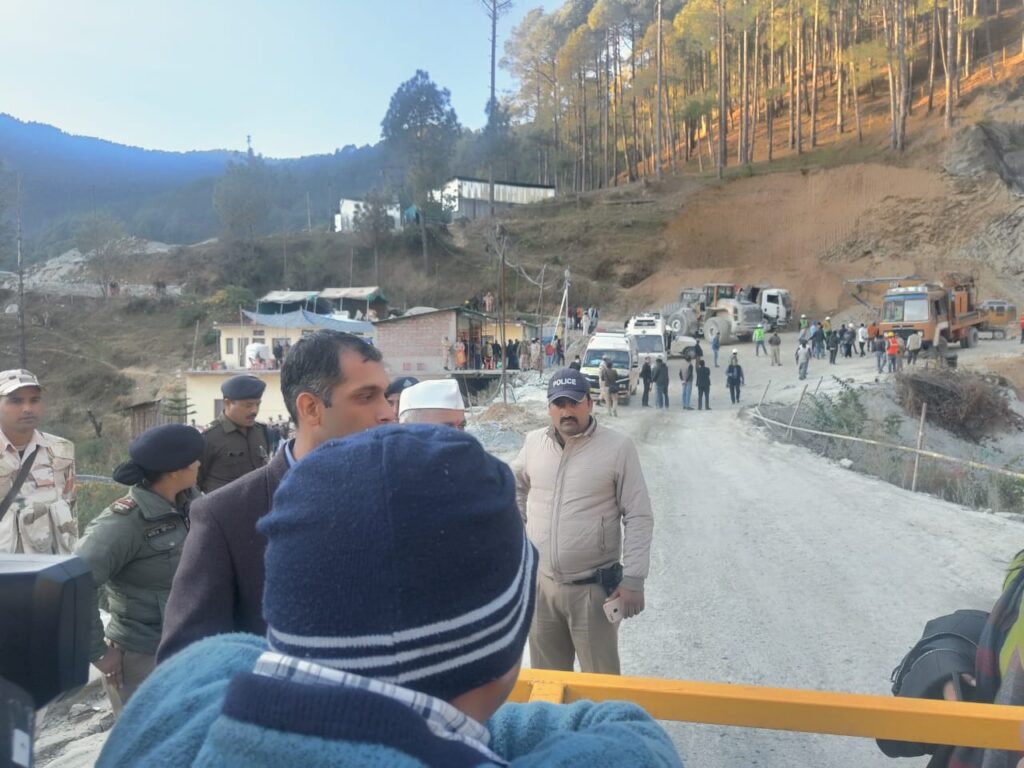 टनल रेस्क्यू लेटेस्ट UPDATE: अब बनेगी नई सड़क, ऊपर से होगी ड्रिलिंग, टनल में मजदूरों की सांसें अटकी । NIU टनल रेस्क्यू लेटेस्ट UPDATE: अब बनेगी नई सड़क, ऊपर से होगी ड्रिलिंग, टनल में मजदूरों की सांसें अटकी । NIU