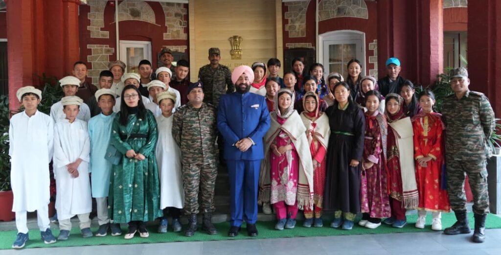 राज्यपाल लेफ्टिनेंट जनरल गुरमीत सिंह से राजभवन में ‘‘राष्ट्रीय एकता यात्रा’’ पर आए केंद्र शासित प्रदेश, लद्दाख क्षेत्र की नुब्रा घाटी के छात्र-छात्राओं ने की भेंट। NIU राज्यपाल लेफ्टिनेंट जनरल गुरमीत सिंह से राजभवन में ‘‘राष्ट्रीय एकता यात्रा’’ पर आए केंद्र शासित प्रदेश, लद्दाख क्षेत्र की नुब्रा घाटी के छात्र-छात्राओं ने की भेंट। NIU