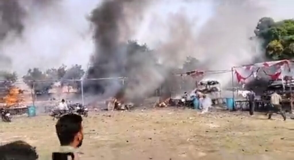 मथुरा राया कस्बे की मार्ट रोड स्थित गोपाल बाग मैदान में लगे आतिशबाजी बाजार में भीषण आग लगने से हड़कंप, कई लोग झुलसे। NIU