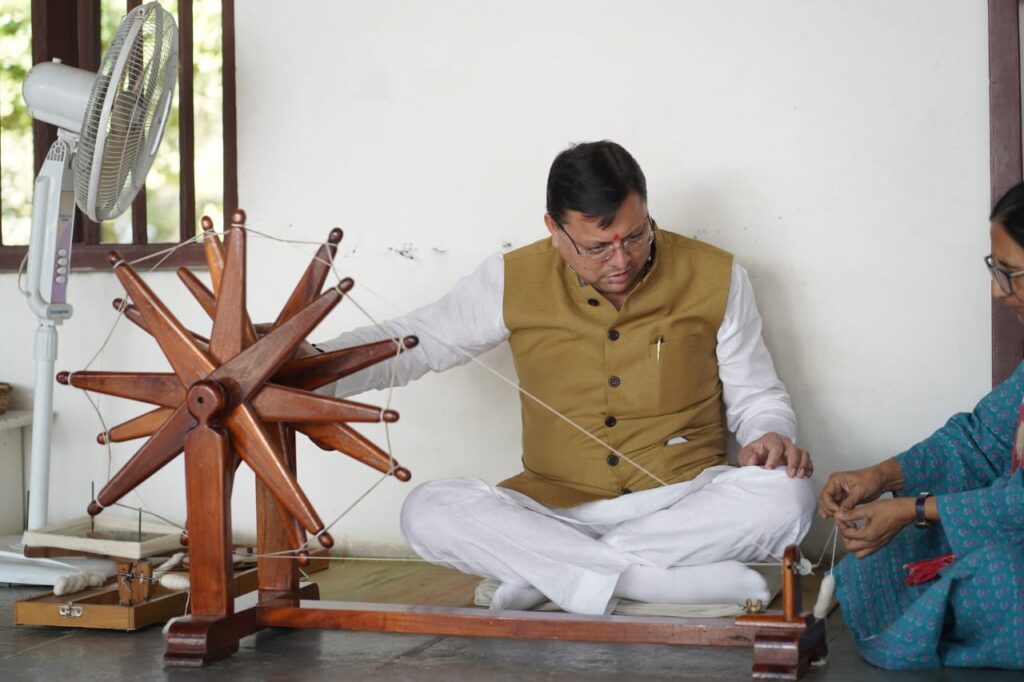 मुख्यमंत्री धामी अहमदाबाद में पहुँचे गांधी आश्रम, चलाया चरखा, राष्ट्रपिता को किया याद | NIU