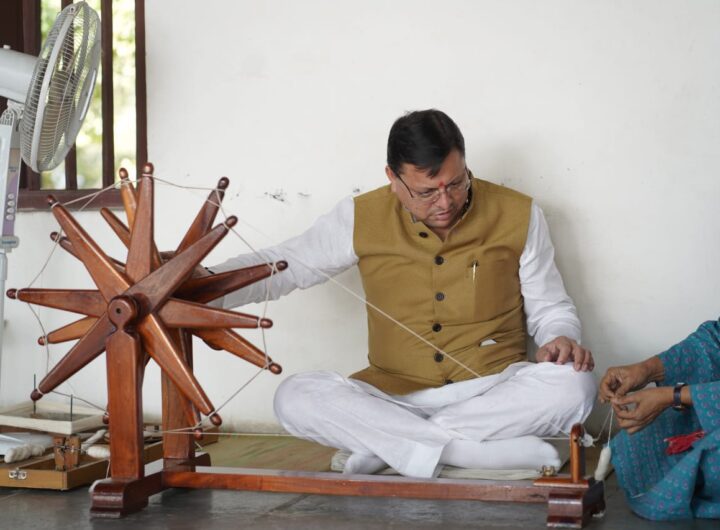 मुख्यमंत्री धामी अहमदाबाद में पहुँचे गांधी आश्रम, चलाया चरखा, राष्ट्रपिता को किया याद | NIU