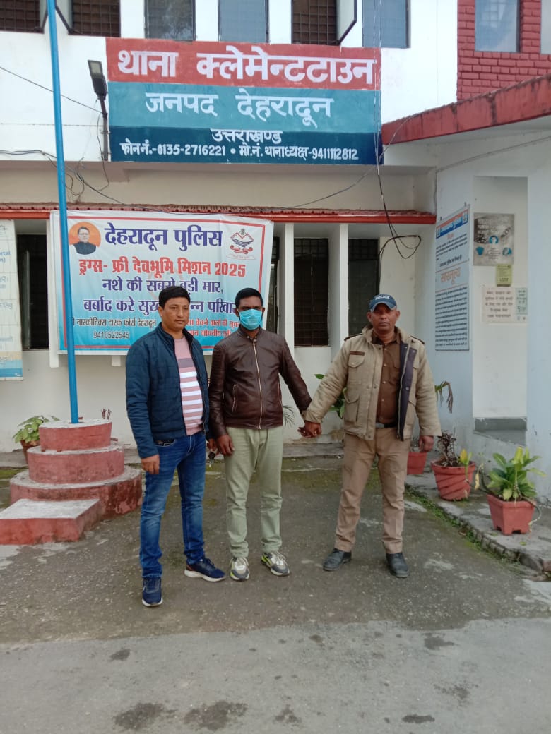 फिल्मों की तर्ज पर लोगों को फसाने की झूठी धमकी देकर अवैध वसूली करने वाले फर्जी एण्टी करप्शन अधिकारी को दून पुलिस ने भेजा सलाखों के पीछे। NIU फिल्मों की तर्ज पर लोगों को फसाने की झूठी धमकी देकर अवैध वसूली करने वाले फर्जी एण्टी करप्शन अधिकारी को दून पुलिस ने भेजा सलाखों के पीछे। NIU