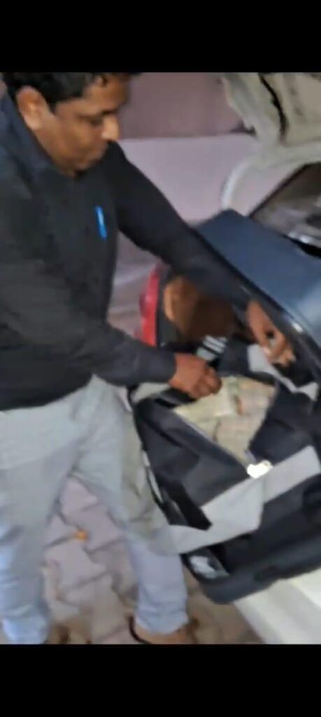यहां टोल प्लाजा पर चेकिंग के दौरान पुलिस ने पकड़ा 2 करोड का कैश, आखिर कहां जा रही थी ये रकम, पढ़ें पूरी खबर। NIU