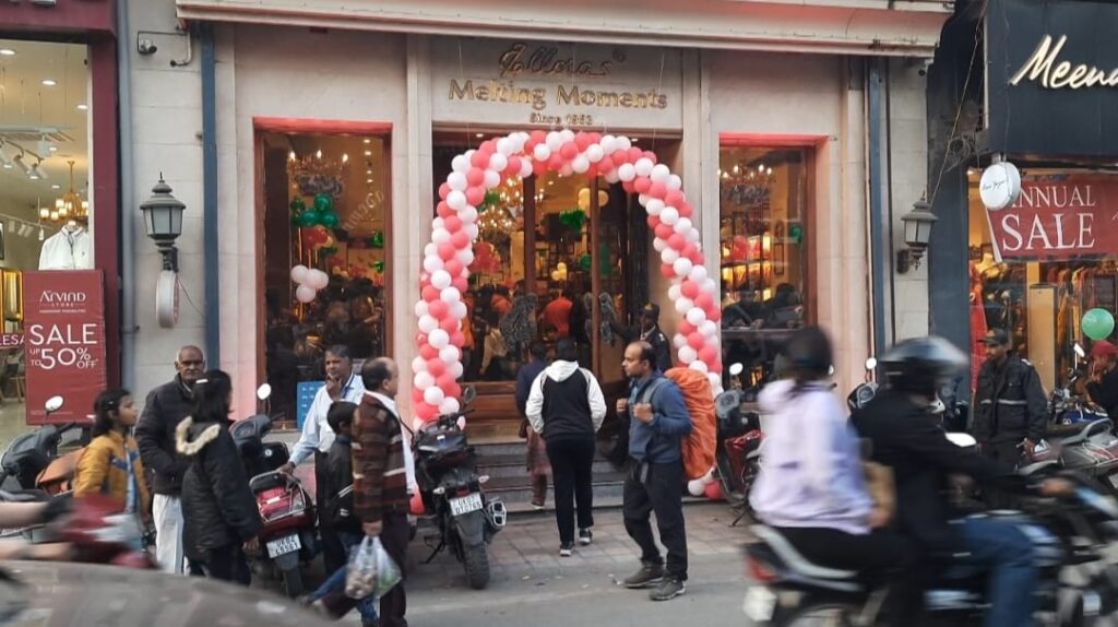 देहरादून में क्रिसमस की धूम, एलोरा मेल्टिंग मोमेंट्स में क्रिसमस मनाने वाले लोगों की उमड़ी भीड़। NIU देहरादून में क्रिसमस की धूम, एलोरा मेल्टिंग मोमेंट्स में क्रिसमस मनाने वाले लोगों की उमड़ी भीड़। NIU