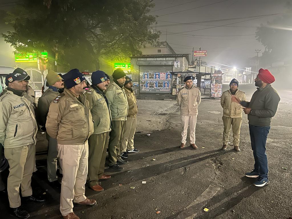नए साल के मद्देनजर सुरक्षा व्यवस्था देखने सड़क पर निकले एसपी सिटी हरबंस सिंह। NIU नए साल के मद्देनजर सुरक्षा व्यवस्था देखने सड़क पर निकले एसपी सिटी हरबंस सिंह। NIU