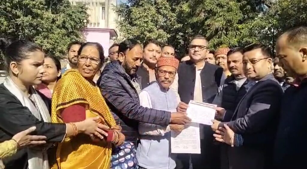 भू-कानून की मांग को लेकर कांग्रेस पार्टी ने किया प्रदर्शन। NIU भू-कानून की मांग को लेकर कांग्रेस पार्टी ने किया प्रदर्शन। NIU