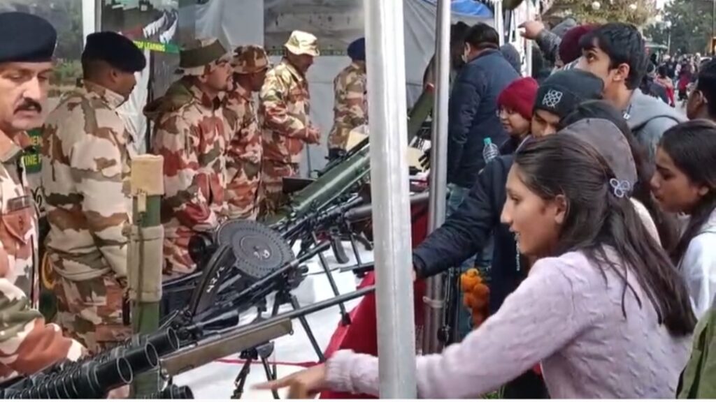 मसूरी विंटर लाइन कार्निवाल के तहत ITBP और CRPF के द्वारा ने लगाई हाईटेक हथियारों की प्रदर्शनी, बड़ी संख्या में पहुंचे लोग। NIU मसूरी विंटर लाइन कार्निवाल के तहत ITBP और CRPF के द्वारा ने लगाई हाईटेक हथियारों की प्रदर्शनी, बड़ी संख्या में पहुंचे लोग। NIU