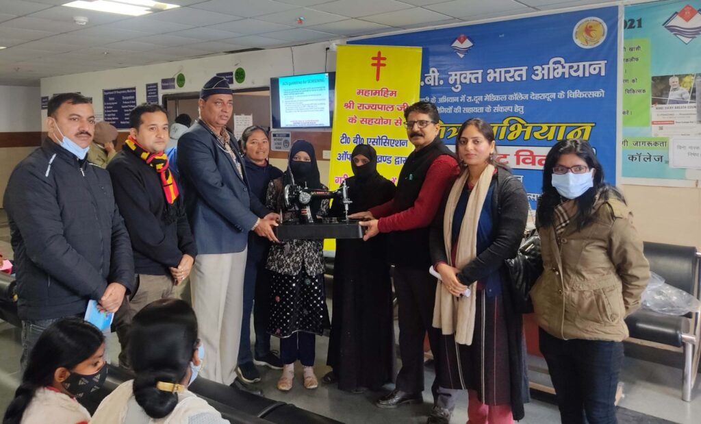 राज्यपाल ने दो टीबी मरीज महिलाओं को दीं सिलाई मशीन, आजीविकोपार्जन हेतू मददगार होगीं साबित । NIU राज्यपाल ने दो टीबी मरीज महिलाओं को दीं सिलाई मशीन, आजीविकोपार्जन हेतू मददगार होगीं साबित । NIU