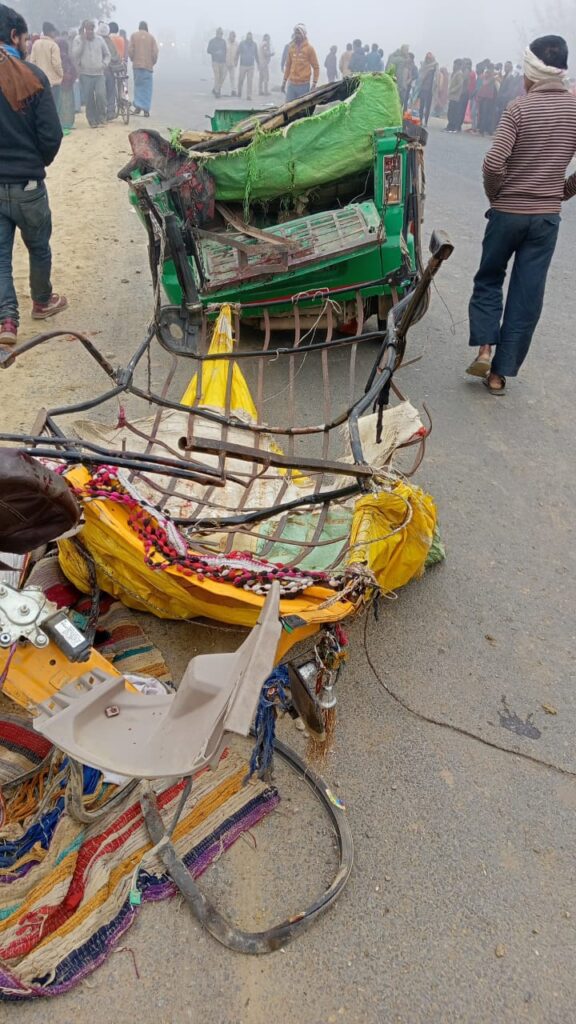 Allahganj: सुबह सुबह यहां हुआ दर्दनाक हादसा, टैम्पो ट्रक की भीषण भिंडत में 12 लोगों की मौत । NIU