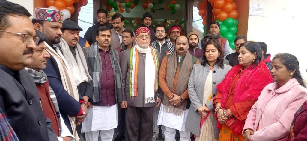 शाहजहांपुर: वित्तमंत्री ने पार्टी पदाधिकारियों व कार्यकर्ताओं के साथ भाजपा जिला कार्यालय पर फहराया तिरंगा । NIU शाहजहांपुर: वित्तमंत्री ने पार्टी पदाधिकारियों व कार्यकर्ताओं के साथ भाजपा जिला कार्यालय पर फहराया तिरंगा । NIU