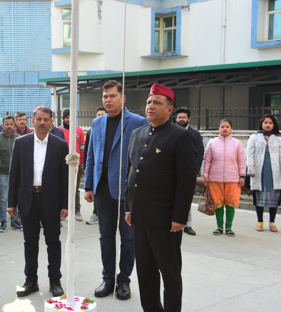 सूचना महानिदेशक बंशीधर तिवारी ने सूचना महानिदेशालय में किया ध्वजारोहण, कर्मचारियों को संविधान की उद्देशिका की दिलाई शपथ । NIU