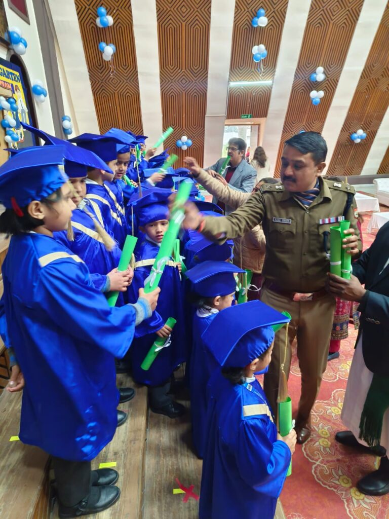 दून पुलिस कप्तान को देख स्कूली बच्चे हुए प्रफुल्लित, बोले हैलो पुलिस अंकल, बच्चों, शिक्षकों व् अभिभावकों के साथ SSP ने किया संवाद । NIU