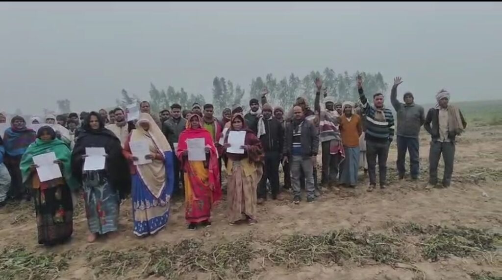 गंगा एक्सप्रेसवे के किनारे किसानों ने किया विरोध प्रदर्शन, औद्योगिक गलियारा गुलडिया के सर्किल रेट बढ़ाई जाने की मांग । NIU
